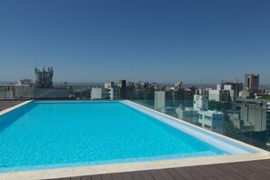 A rooftop swimming pool with a cityscape view. - Dazzler by Wyndham Montevideo (Montevideo)
