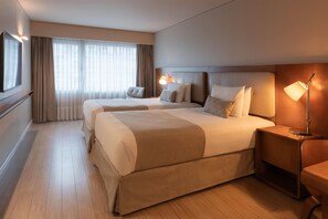 Minibar, in-room safe, desk, blackout drapes - Dazzler by Wyndham Montevideo (Montevideo)