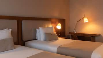 Minibar, caja de seguridad en la habitación y escritorio