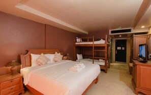 Habitación triple superior, varias habitaciones, vistas al jardín | Caja fuerte, escritorio, sistema de insonorización