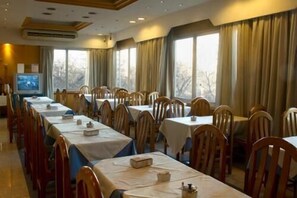 Free daily buffet breakfast  - Hotel Provincial (Mendoza)