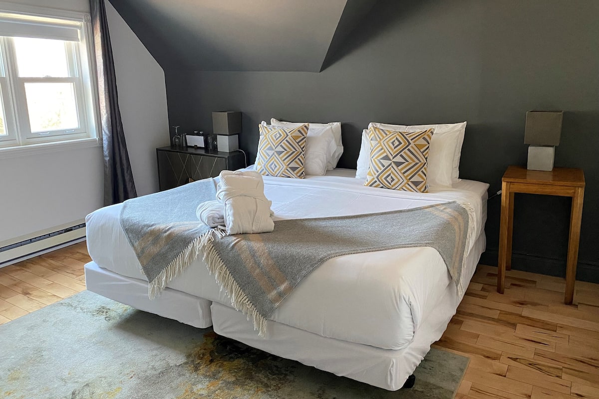 1 bedroom, premium bedding, free WiFi, bed sheets