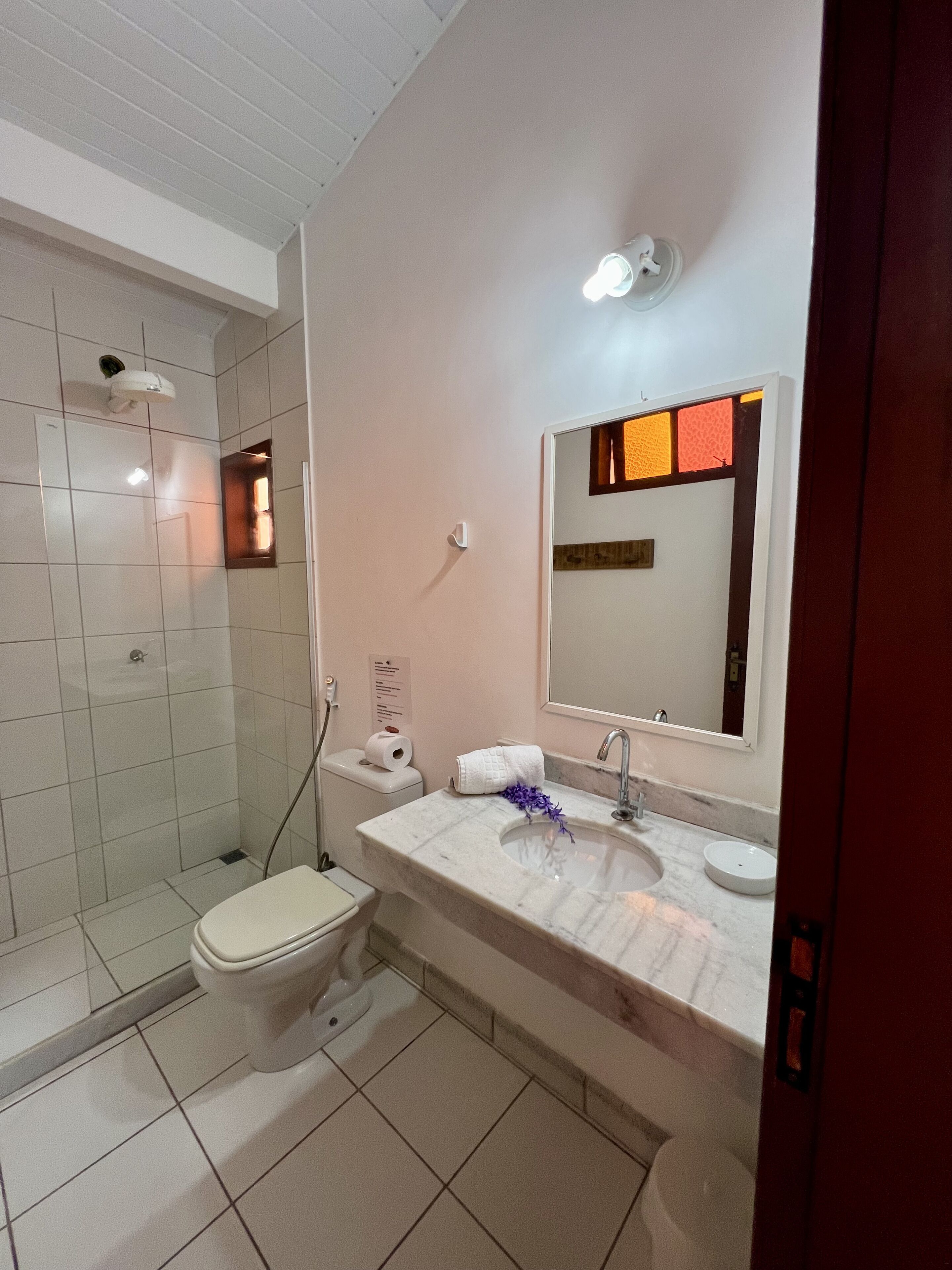 Une salle de bain moderne équipée d’une douche, de toilettes et d’un lavabo.