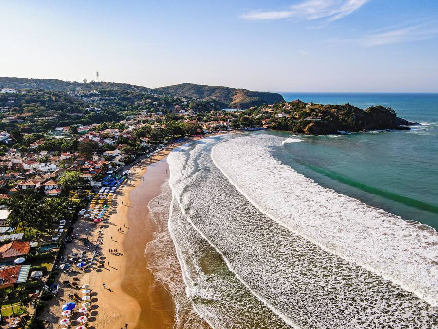 Nær stranden og hvit sand