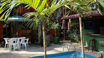 Außenpool, Sonnenschirme, Liegestühle