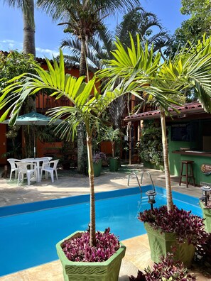 Outdoor pool, pool umbrellas, pool loungers - Pousada Alforria (Búzios)