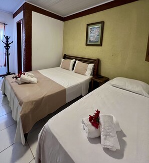 Economy Triple Room | Minibar, in-room safe, desk, iron/ironing board - Pousada Alforria (Búzios)