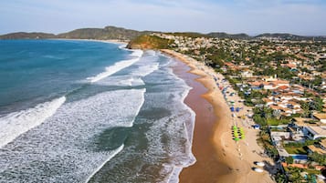 Perto da praia, areia branca