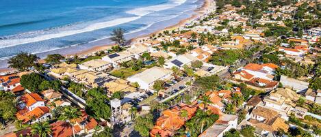 Platja a a prop i platja de sorra blanca