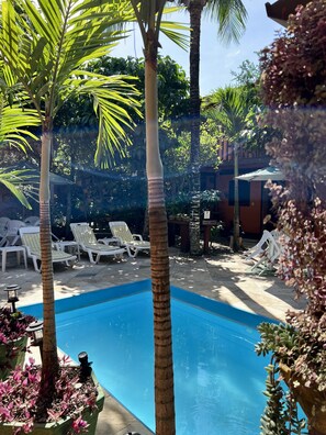 Outdoor pool, pool umbrellas, sun loungers - Pousada Alforria (Búzios)