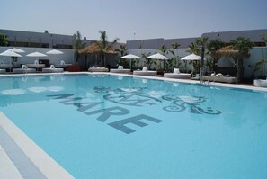 Outdoor pool, cabanas (surcharge), pool umbrellas - Mare Hotel (Dos Hermanas)