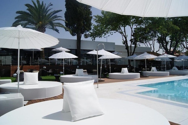 Outdoor pool, cabanas (surcharge), pool umbrellas