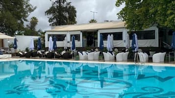 Piscine extérieure, tentes de plage, parasols de plage