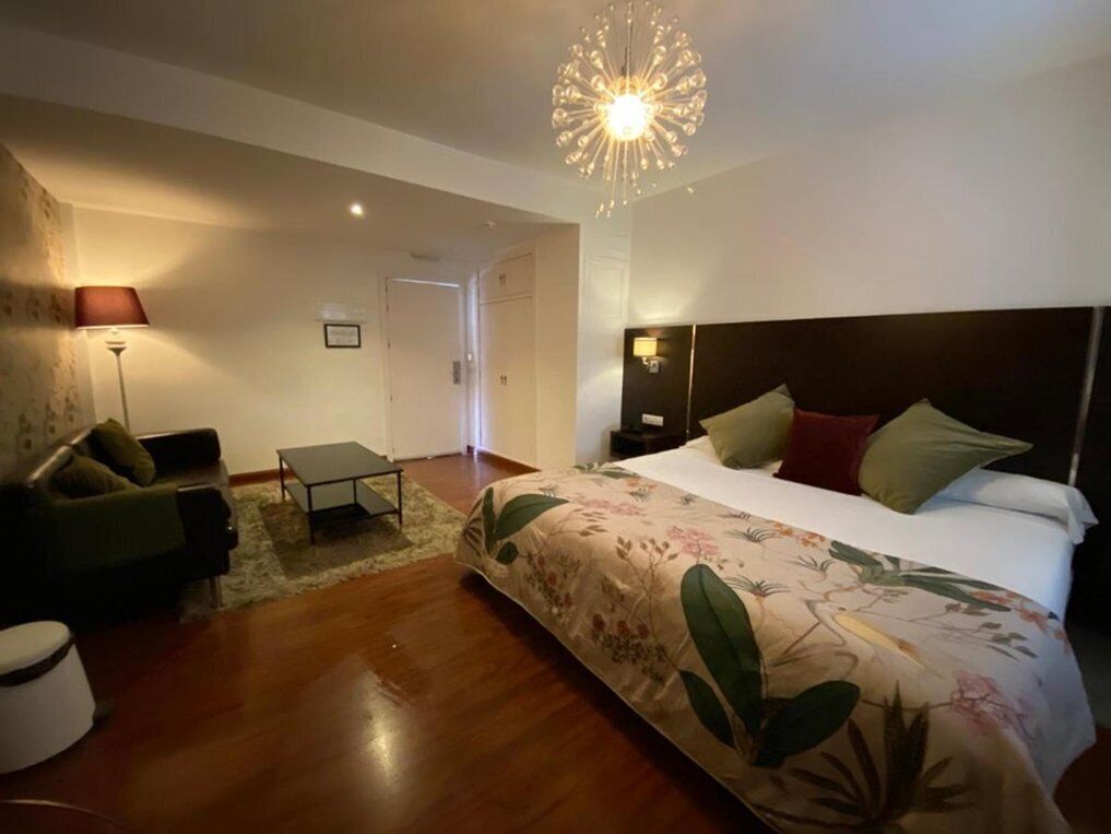 Schreibtisch, laptopgeeigneter Arbeitsplatz, kostenloses WLAN