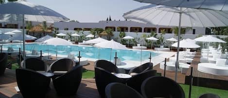 Utendørsbasseng, bassengtelt (mot betaling) og bassengparasoller