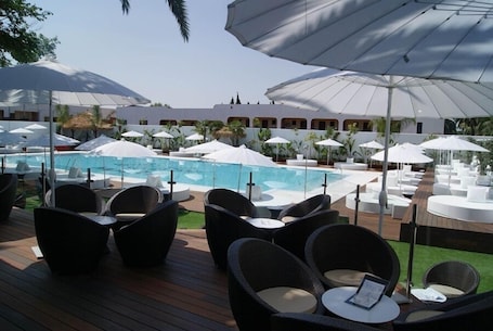 Una piscina al aire libre, cabañas de piscina (de pago), sombrillas. Mare Hotel
