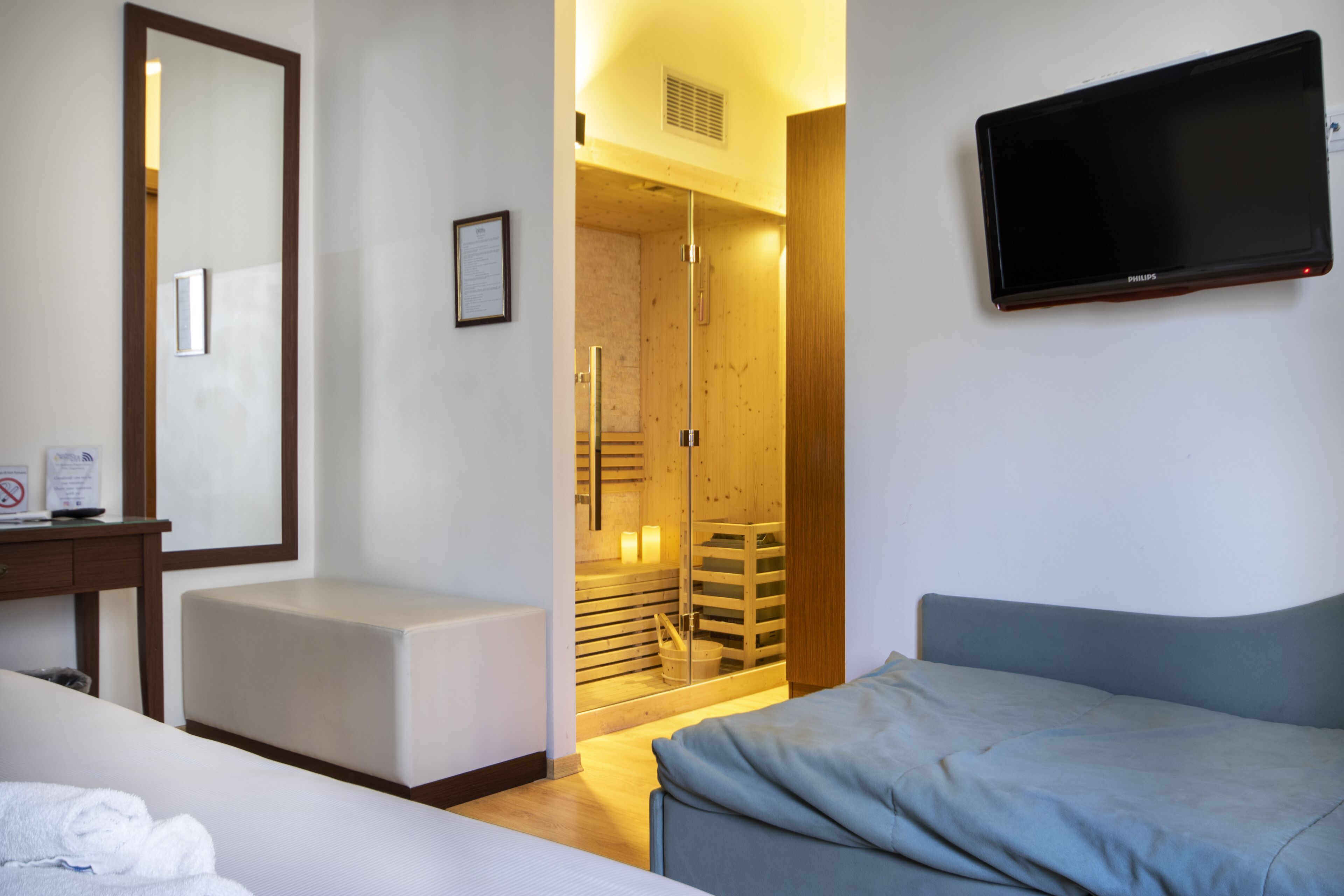 小型套房, 1 间卧室, 热水浴缸, 城市景观 (Romantic & SPA) | 高档床上用品、羽绒被、迷你吧、客房内保险箱