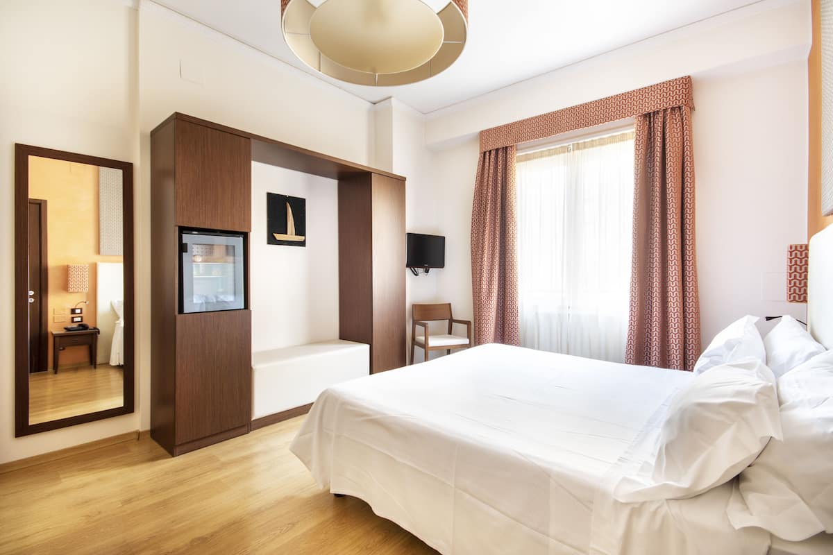 Habitación estándar con 1 cama matrimonial o 2 individuales (Budget - External Private Bathroom) | Ropa de cama de alta calidad, edredón y minibar
