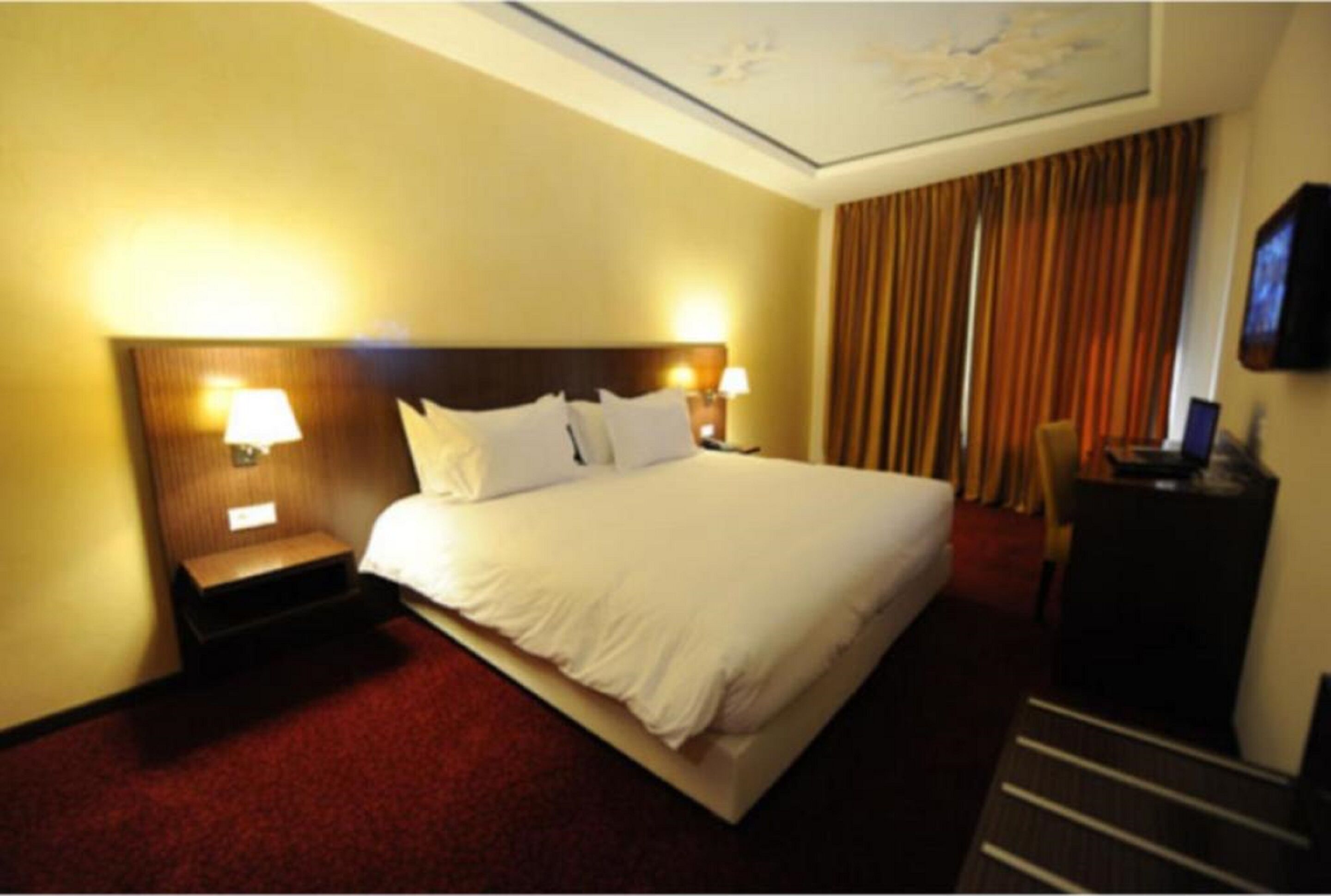 single room | minibar, in-room safe, individually decorated, individually furnished