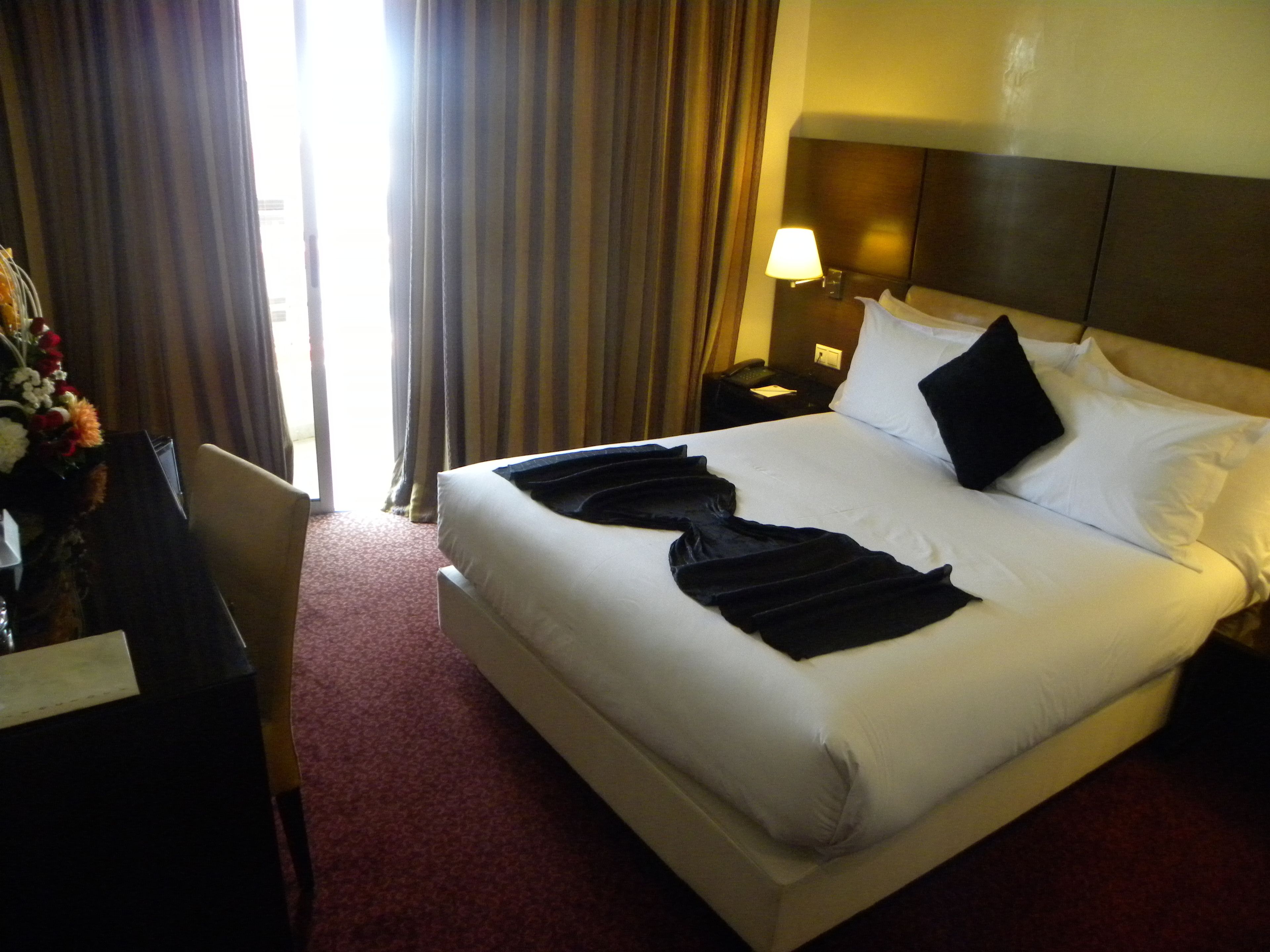 standard double or twin room | minibar, in-room safe, individually decorated, individually furnished