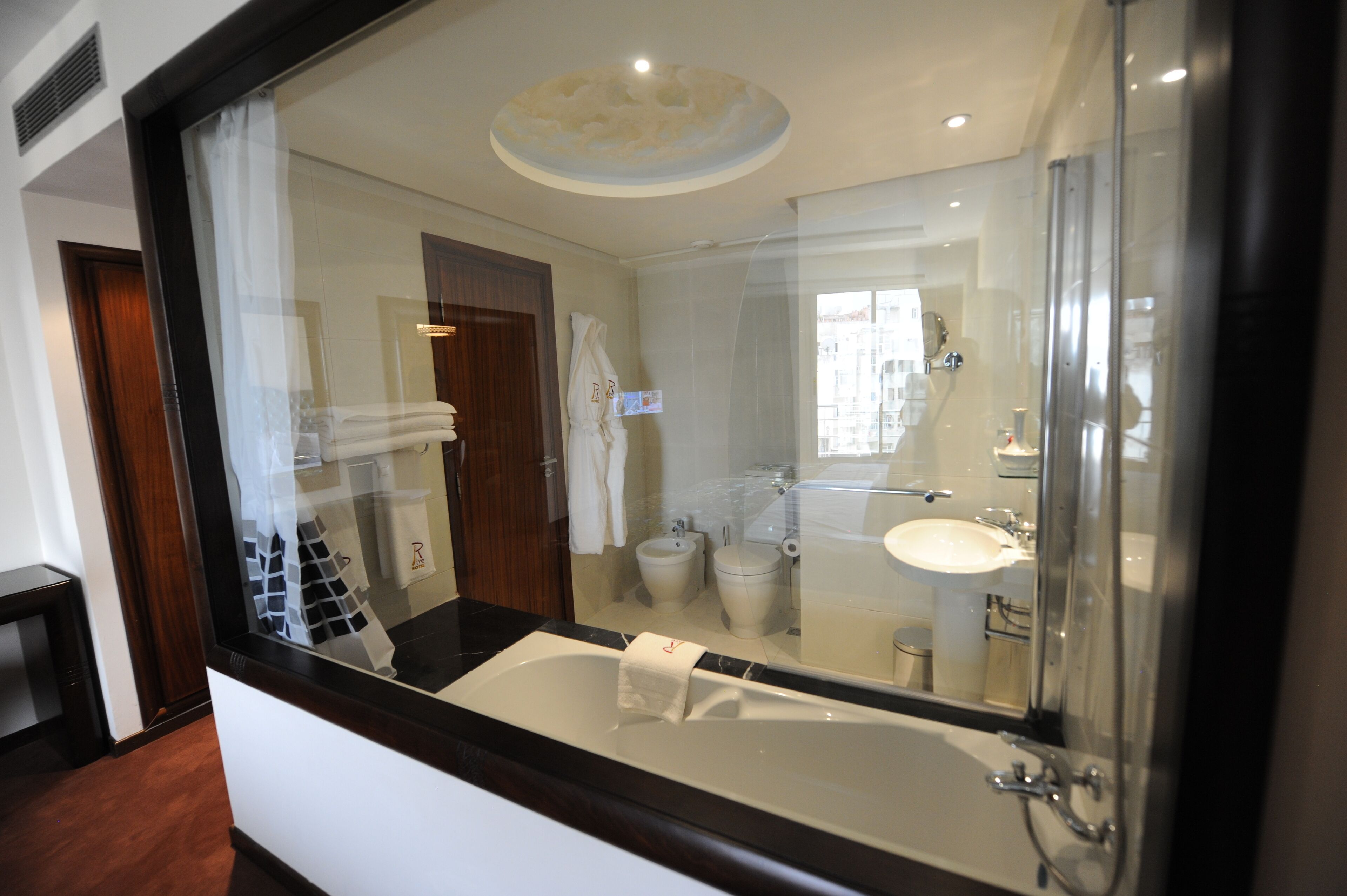 Deluxe Suite | Bathroom
