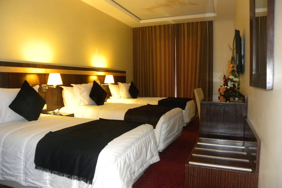 triple room | minibar, in-room safe, individually decorated, individually furnished