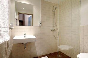 Shower, hair dryer - Smart Stay Hotel Berlin City - Hostel (Berlin)