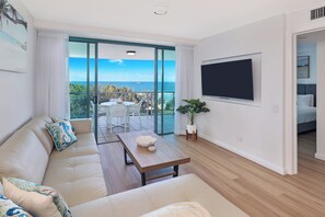 Superior Two Bedroom Ocean View Apartment | 客廳 | 40 吋電視連數碼電視頻道、DVD 播放機