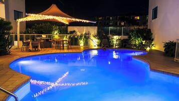 屋外プール、営業時間 7:00 ~ 21:00、プール パラソル、サンラウンジャー