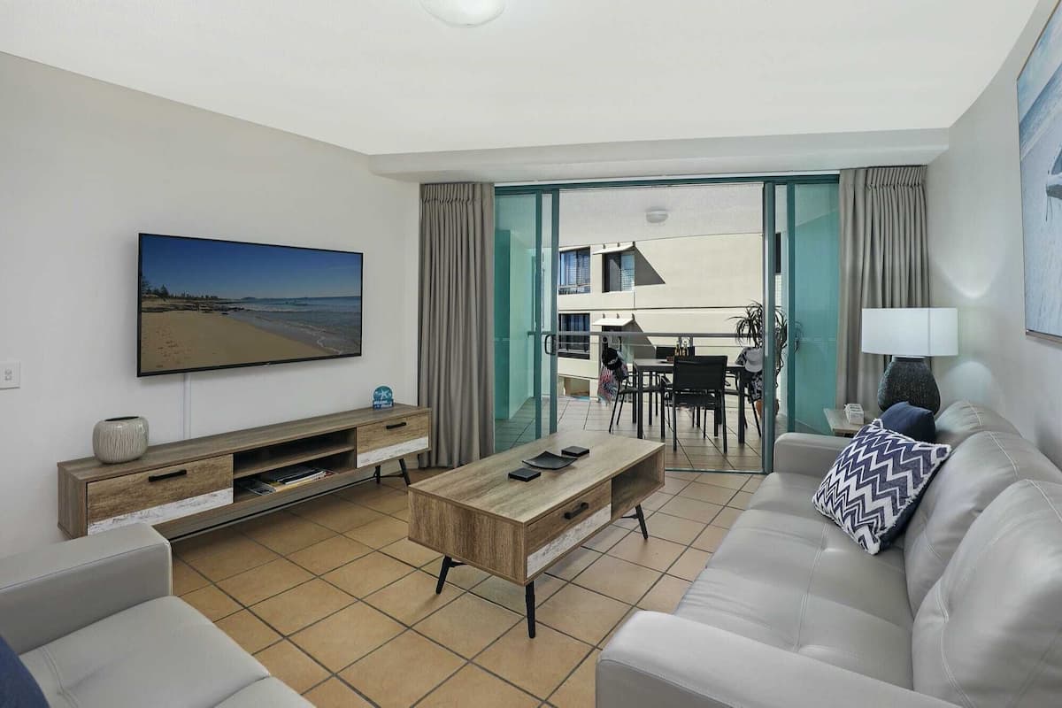 Superior Two Bedroom Apartments | Woonruimte | Een 40-inch televisie met digitale zenders en een dvd-speler