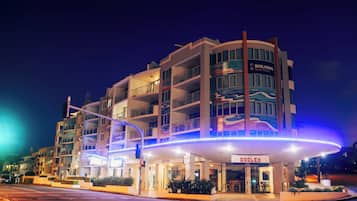 Un hotel de varios pisos con balcones, una cafetería y un restaurante Booley.
