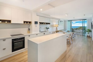 Superior Two Bedroom Ocean View Apartment | Cuisine privée | Four à micro-ondes, surface de cuisson, cafetière-théière