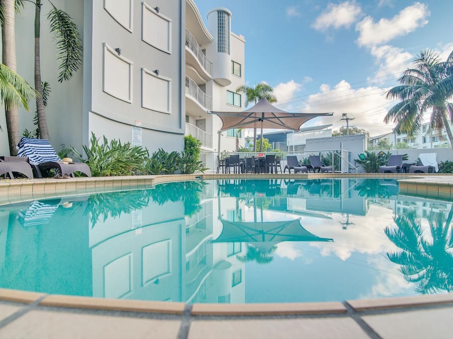 Utomhuspool, öppet 07.00 till 21.00, parasoller och solstolar