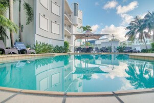 室外游泳池，07:00 至 21:00 开放，池畔遮阳伞，日光浴躺椅