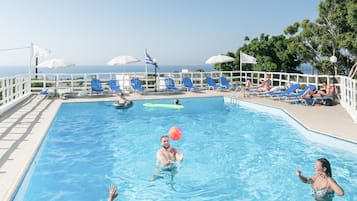 Piscine extérieure, parasols de plage, chaises longues