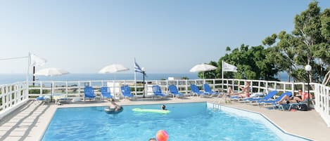 Piscine extérieure, parasols de plage, chaises longues
