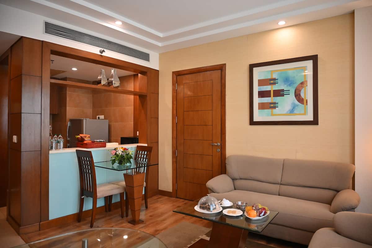 Minibar, caja de seguridad en la habitación y escritorio