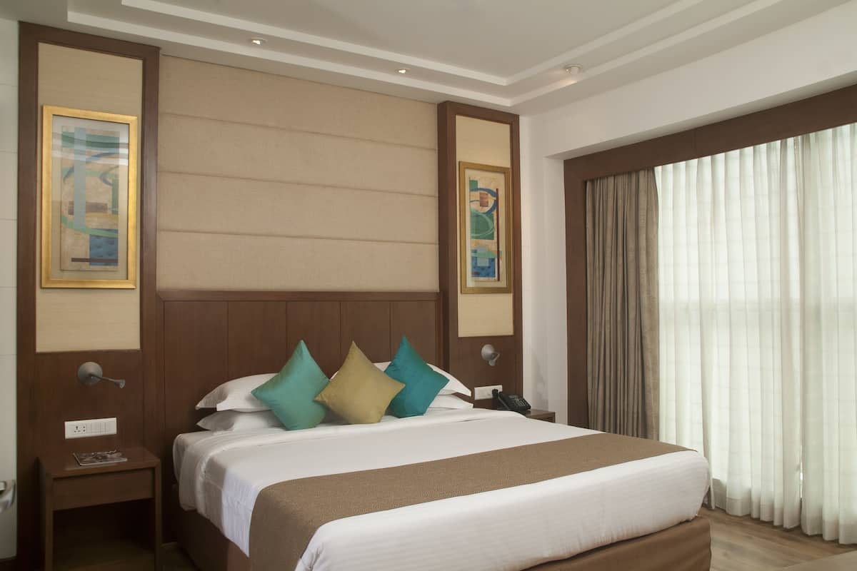 Deluxe Suite, City View | 1 bedroom, minibar, in-room safe, desk