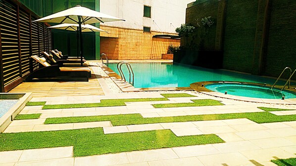 Seasonal outdoor pool, open 7 AM to 7 PM, pool loungers