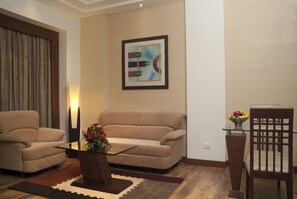 Deluxe Suite, City View | Living area
