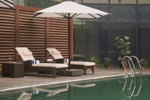 Kauden mukainen ulkouima-allas avoinna 7.00–19.00, aurinkotuoleja