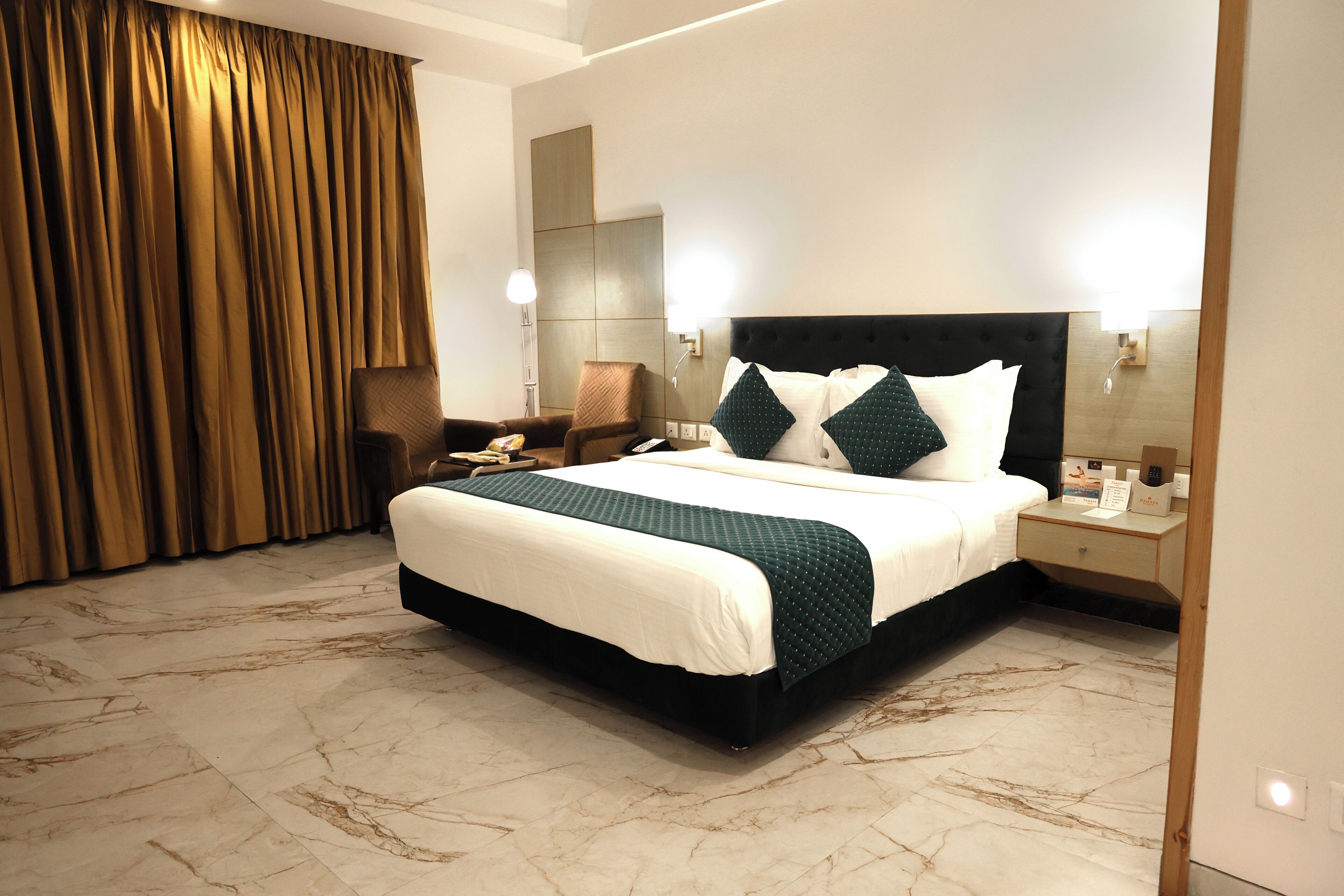 Executive-værelse | Minibar, pengeskab på værelset, skrivebord