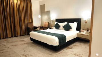 Executive-værelse | Minibar, pengeskab på værelset, skrivebord