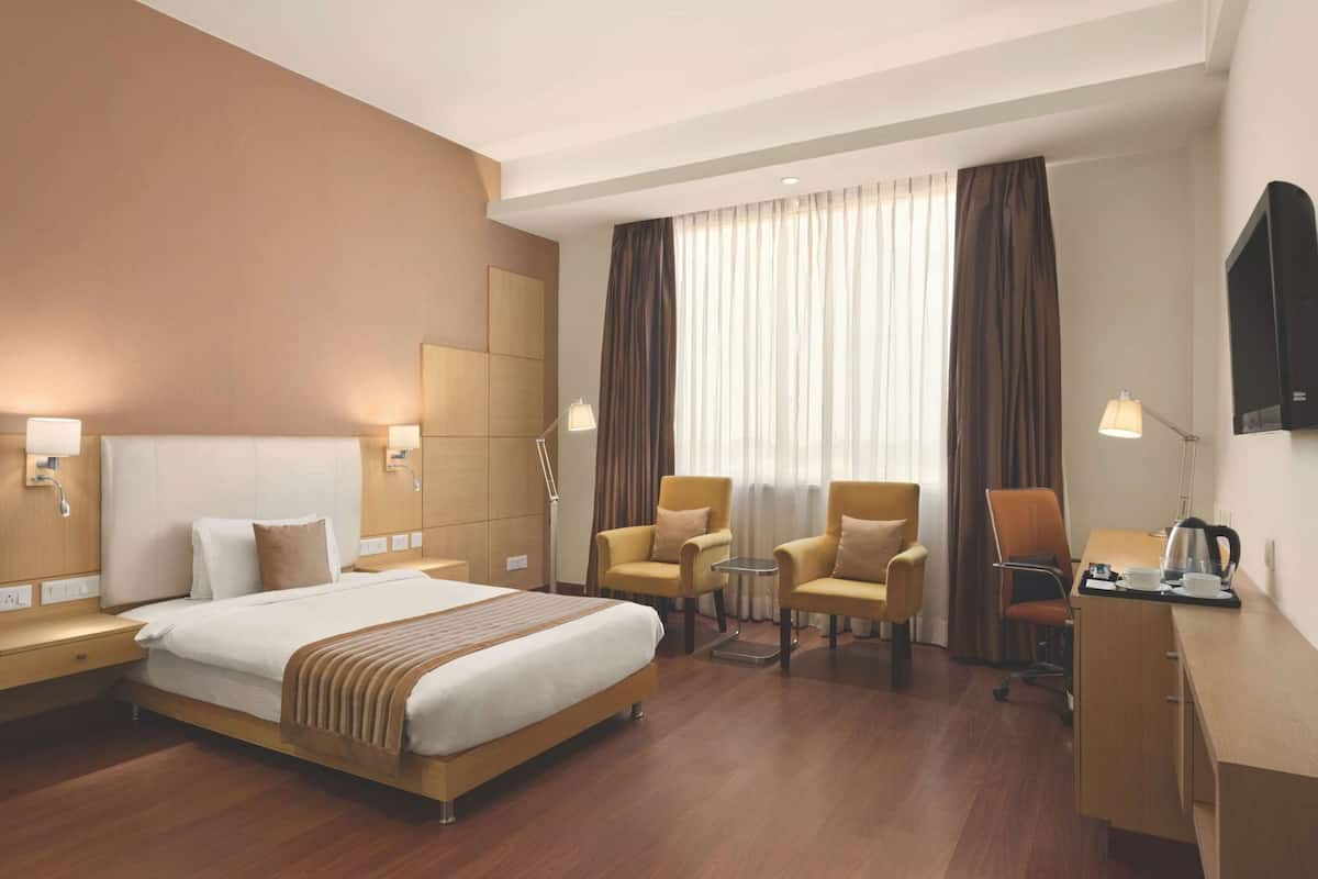 Minibar, Zimmersafe, Schreibtisch, laptopgeeigneter Arbeitsplatz