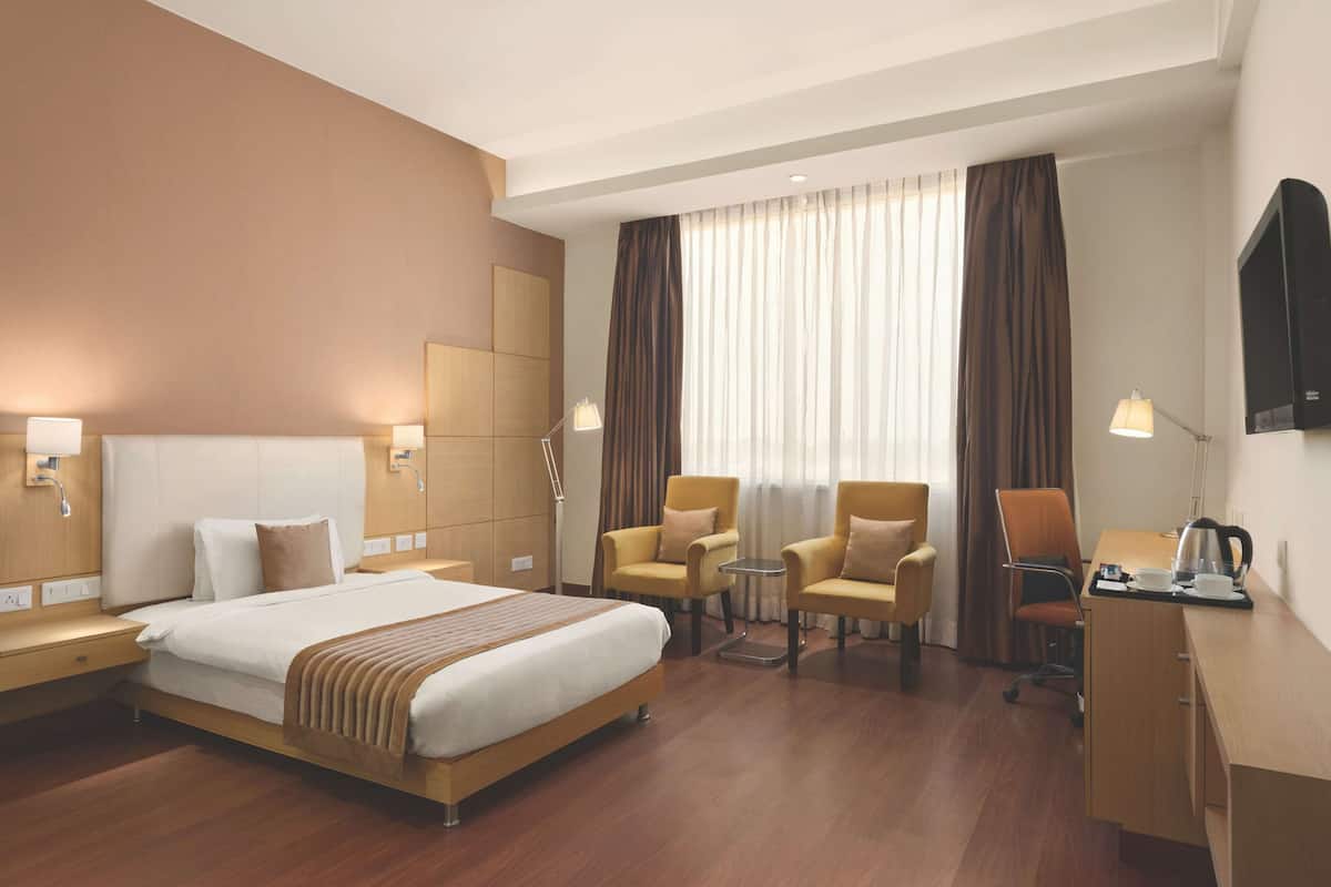 Minibar, Zimmersafe, Schreibtisch, laptopgeeigneter Arbeitsplatz