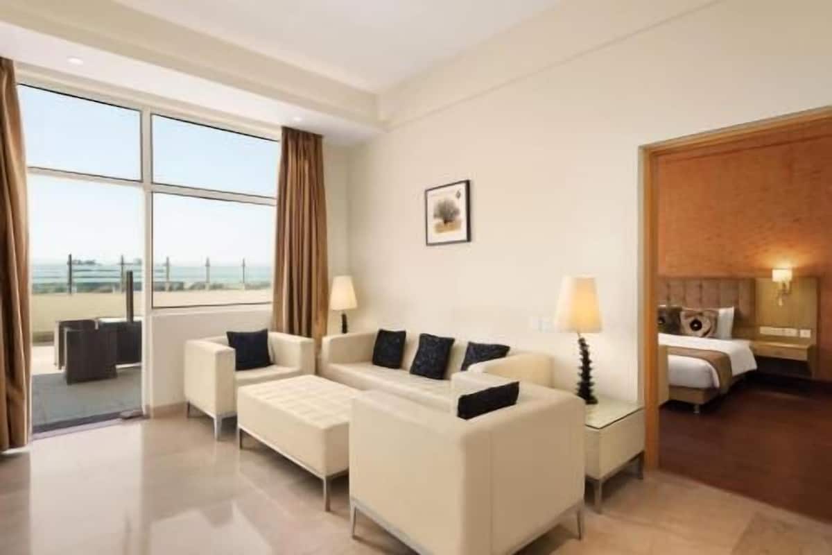 Minibar, Zimmersafe, Schreibtisch, laptopgeeigneter Arbeitsplatz