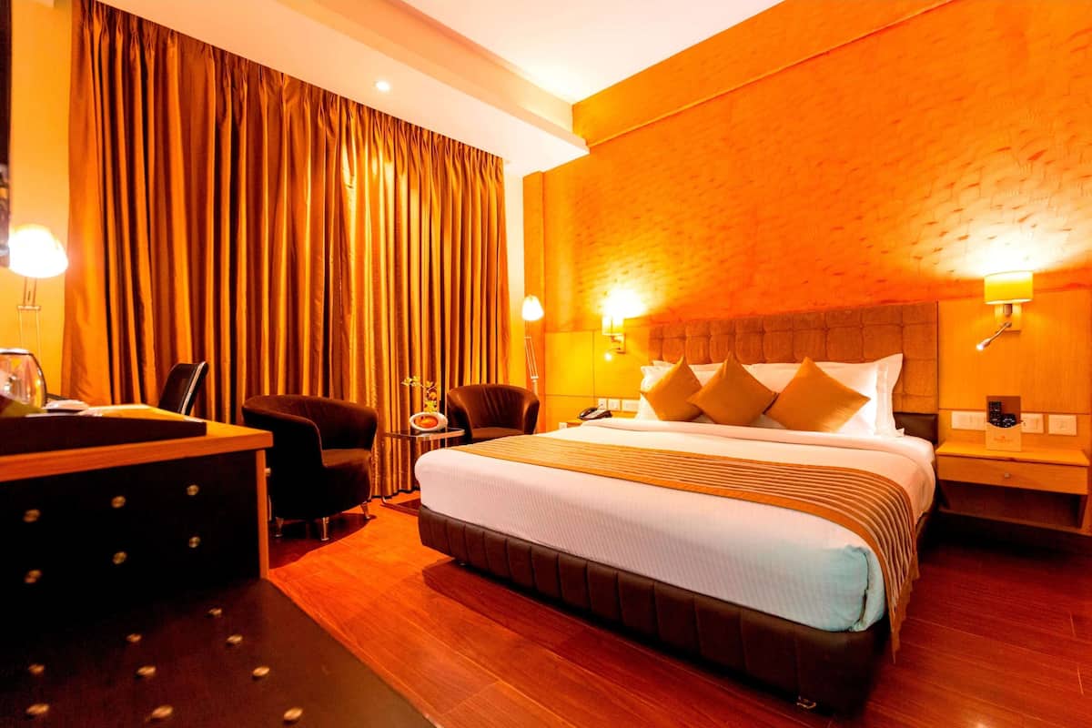 Deluxe kamer, 1 kingsize bed | Een minibar, een kluis op de kamer, een bureau, een laptopwerkplek