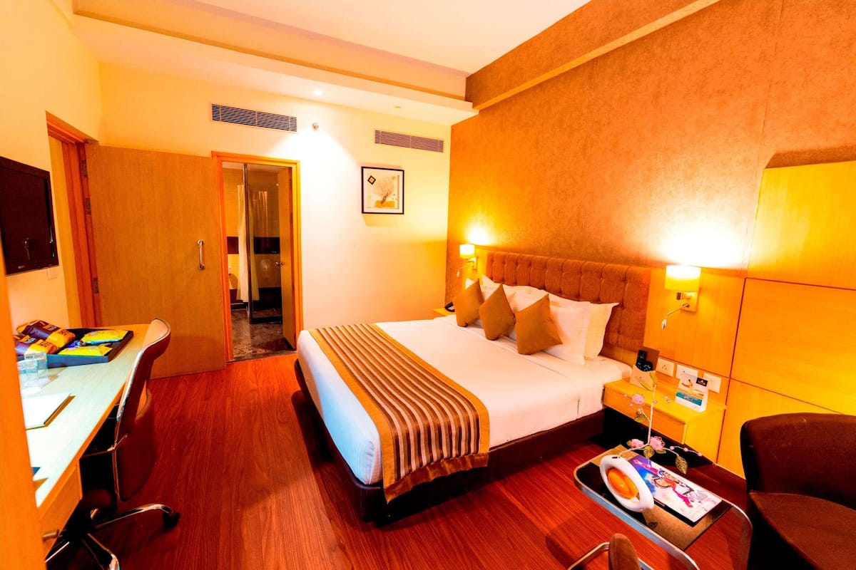 Suite, 1 kingsize bed | Een minibar, een kluis op de kamer, een bureau, een laptopwerkplek