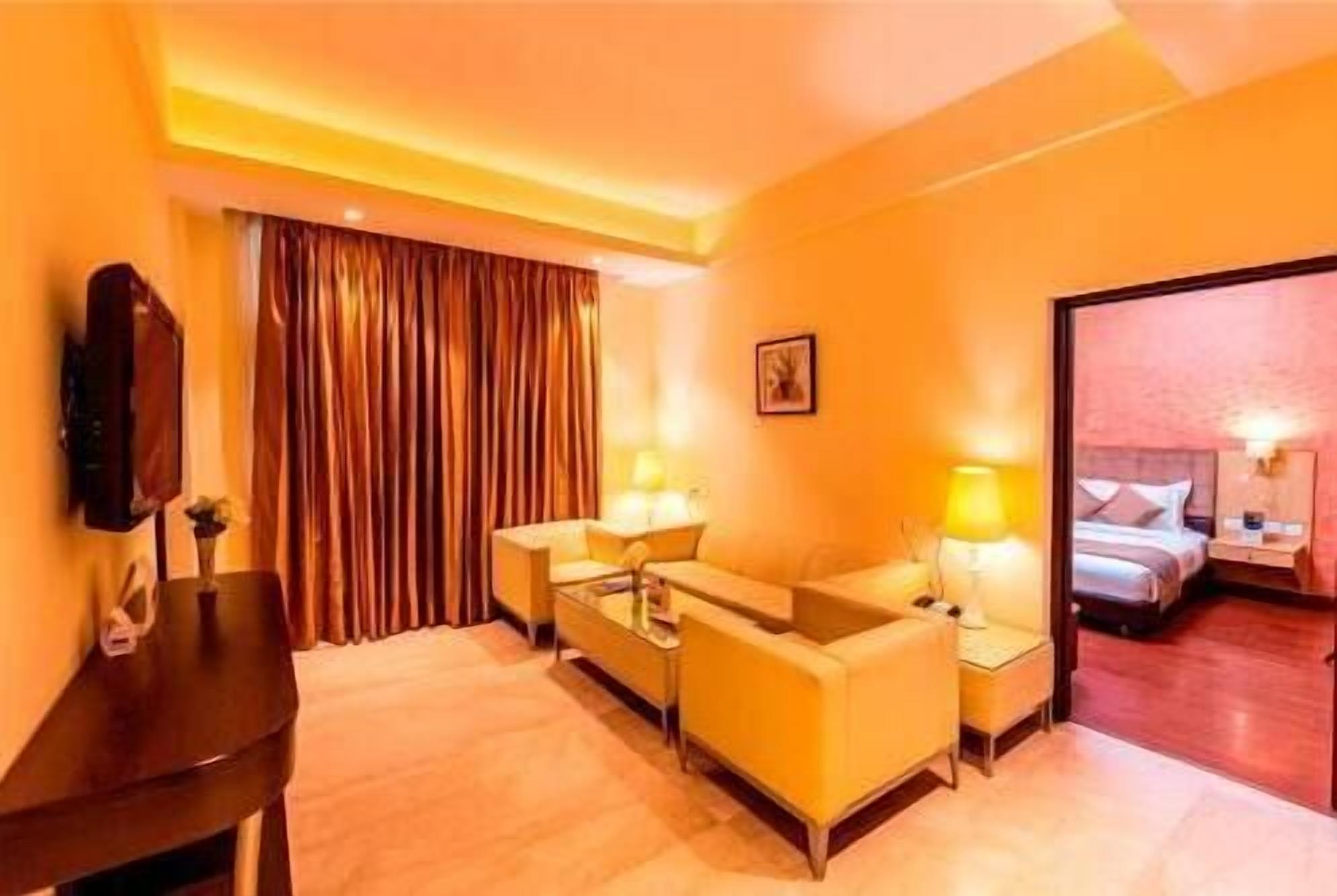 Minibar, caja fuerte, escritorio y espacio para trabajar con un portátil