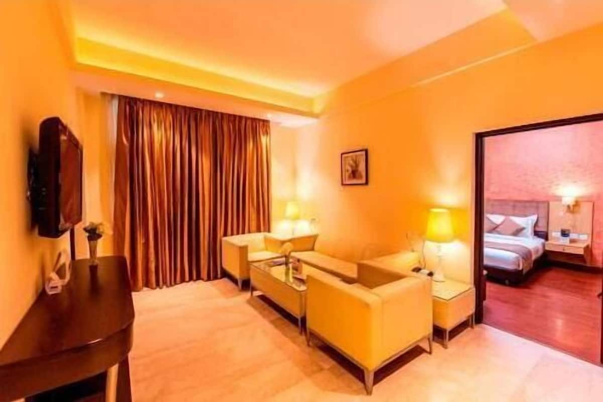 Minibar, Zimmersafe, Schreibtisch, laptopgeeigneter Arbeitsplatz